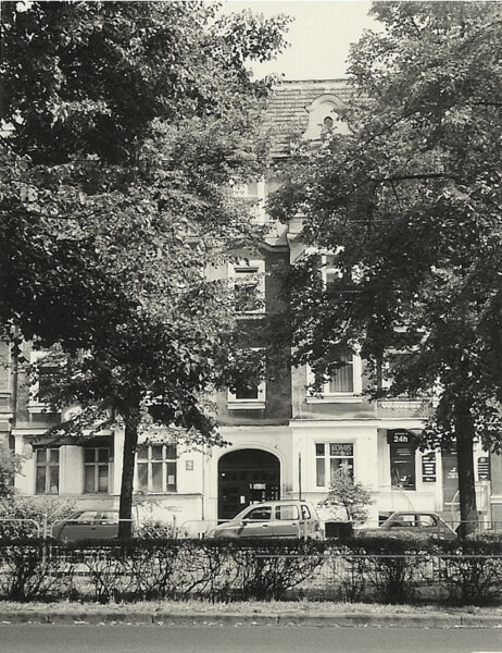 W skromnych warunkach lokalowych mieszkania trzypokojowego położonego na III piętrze przy alei Piastów 72 prowadzono naukę gry na fortepianie, skrzypcach oraz śpiew solowy, przedmioty teoretyczne i rytmikę.